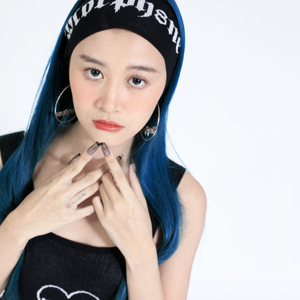 cure headband black + cure loop earrings + cure knit dress 02
